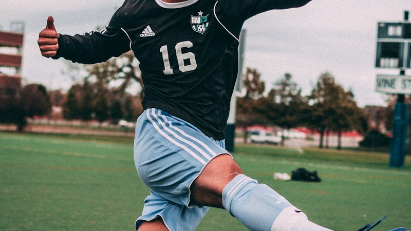 足球数据统计图表展示球员射门、传球等关键数据